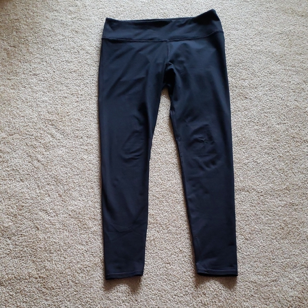 FABLETICS Black Leggings Ankle Length Sz L Workout Yoga Gym Pilates Athleisure